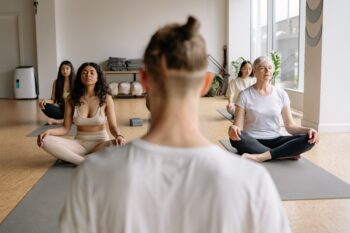 Quem pode dar aula de yoga?